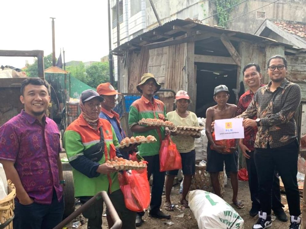 Manager PLN UP2K Lampung beserta tim menyerahkan manfaat Jumat Berkah kepada petugas TPA di Bandar Lampung.