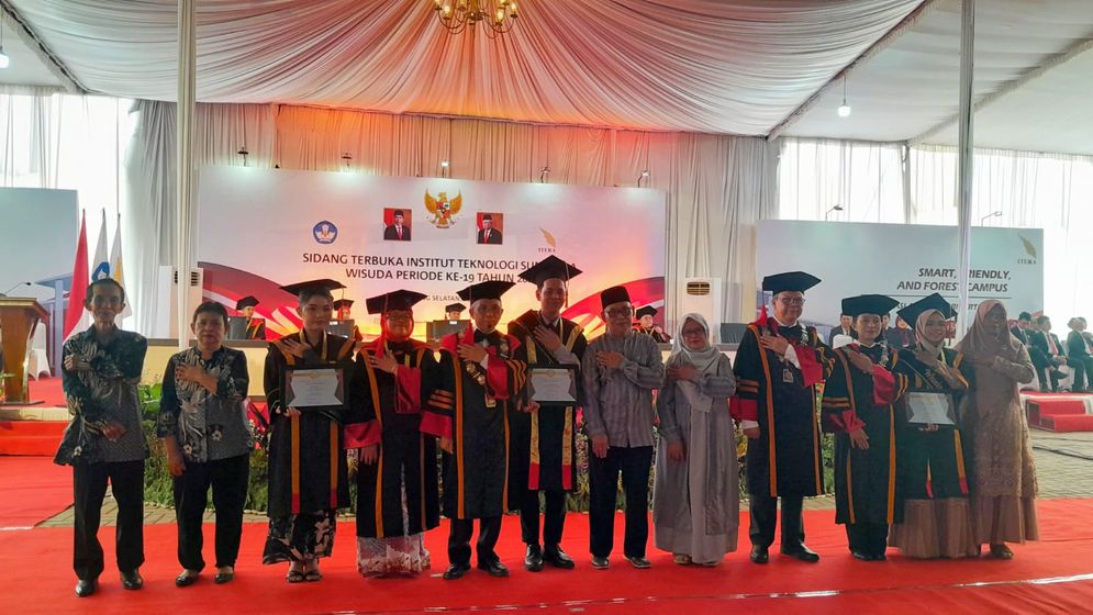 Institut Teknologi Sumatera (Itera) kembali menggelar sidang terbuka wisuda periode ke-19 Tahun 2024 bertempat di Pelataran Gedung Laboratorium Teknologi OZT, Sabtu (13/7/2024).