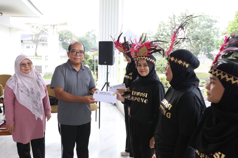 Pj. Gubernur Lampung Lepas Atlet Perwosi Ikuti Lomba Senam Kreasi Piala Ibu Negara