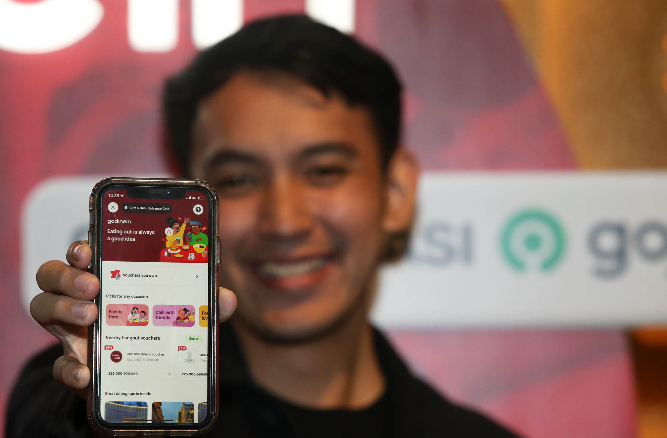 Tampilan inovasi terbaru Gojek, yaitu GoDineIn, layanan berupa voucher untuk makan di resto pilihan dengan diskon hingga 25%. Voucher ini tersedia secara eksklusif hanya di layanan GoDineIn pada aplikasi Gojek dan kini telah hadir sejumlah restoran ternama di Daerah Khusus Jakarta (DKJ). Foto : Panji Asmoro/TrenAsia