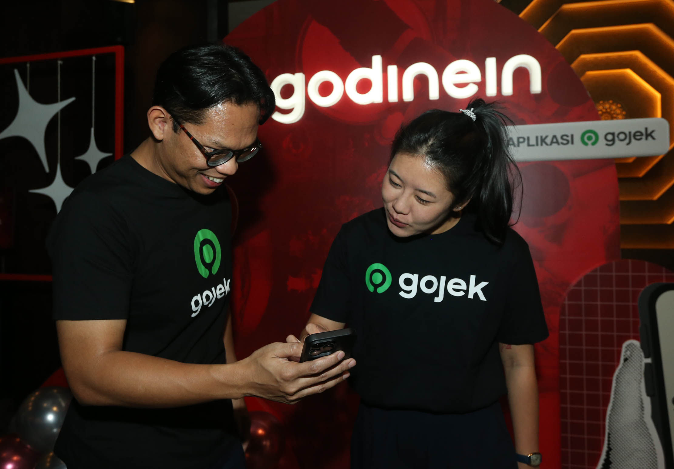 Head of Marketing Food & Ads Gojek Ignatius Satrio bersama Head of Product Food & Ads Gojek Susan Lou saat mencoba inovasi terbaru Gojek, yaitu GoDineIn, layanan berupa voucher untuk makan di resto pilihan dengan diskon hingga 25%. Voucher ini tersedia secara eksklusif hanya di layanan GoDineIn pada aplikasi Gojek dan kini telah hadir sejumlah restoran ternama di Daerah Khusus Jakarta (DKJ). Foto : Panji Asmoro/TrenAsia