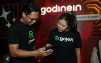 Head of Marketing Food & Ads Gojek Ignatius Satrio bersama Head of Product Food & Ads Gojek Susan Lou saat mencoba inovasi terbaru Gojek, yaitu GoDineIn, layanan berupa voucher untuk makan di resto pilihan dengan diskon hingga 25%. Voucher ini tersedia secara eksklusif hanya di layanan GoDineIn pada aplikasi Gojek dan kini telah hadir sejumlah restoran ternama di Daerah Khusus Jakarta (DKJ). Foto : Panji Asmoro/TrenAsia