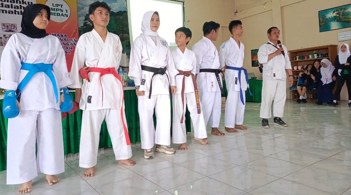 Takagi di SMP Negeri 1 Medan.jpg