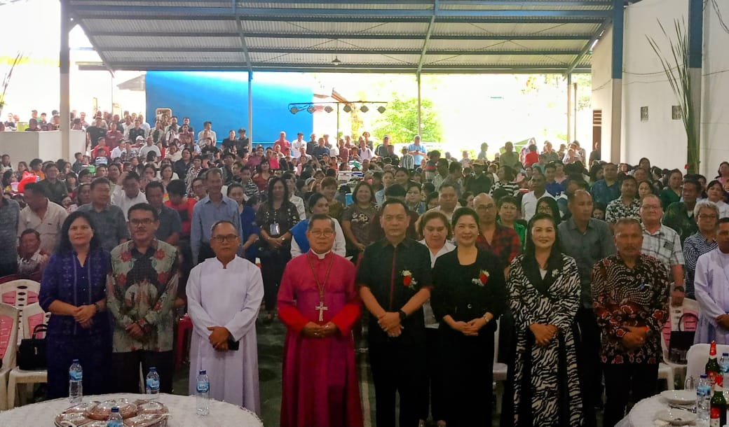 Wali Kota Tomohon Caroll J.A Senduk bersama Ketua TP-PKK Kota Tomohon drg. Jeand'arc Senduk-Karundeng foto bersama saat menghadiri Perayaan Syukur Penerimaan Krisma dan Pesta Pelindung Paroki Maria Ratu Damai (MRD) Tomohon. (Foto: Istimewa)