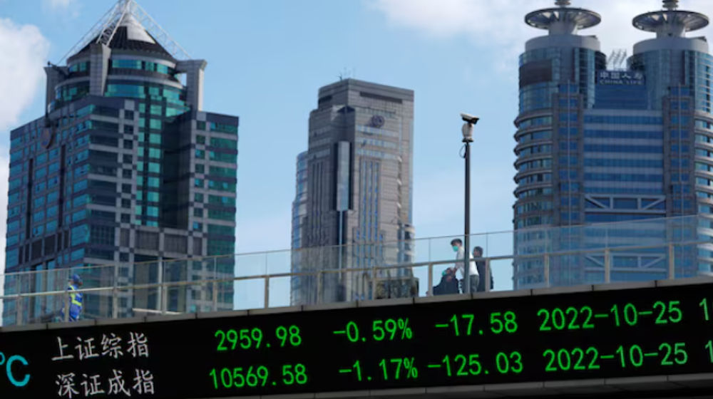 Papan elektronik menunjukkan indeks saham Shanghai dan Shenzhen, di distrik keuangan Lujiazui, setelah wabah penyakit virus korona (COVID-19), di Shanghai, China, 25 Oktober 2022. 