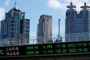 Papan elektronik menunjukkan indeks saham Shanghai dan Shenzhen, di distrik keuangan Lujiazui, setelah wabah penyakit virus korona (COVID-19), di Shanghai, China, 25 Oktober 2022. 