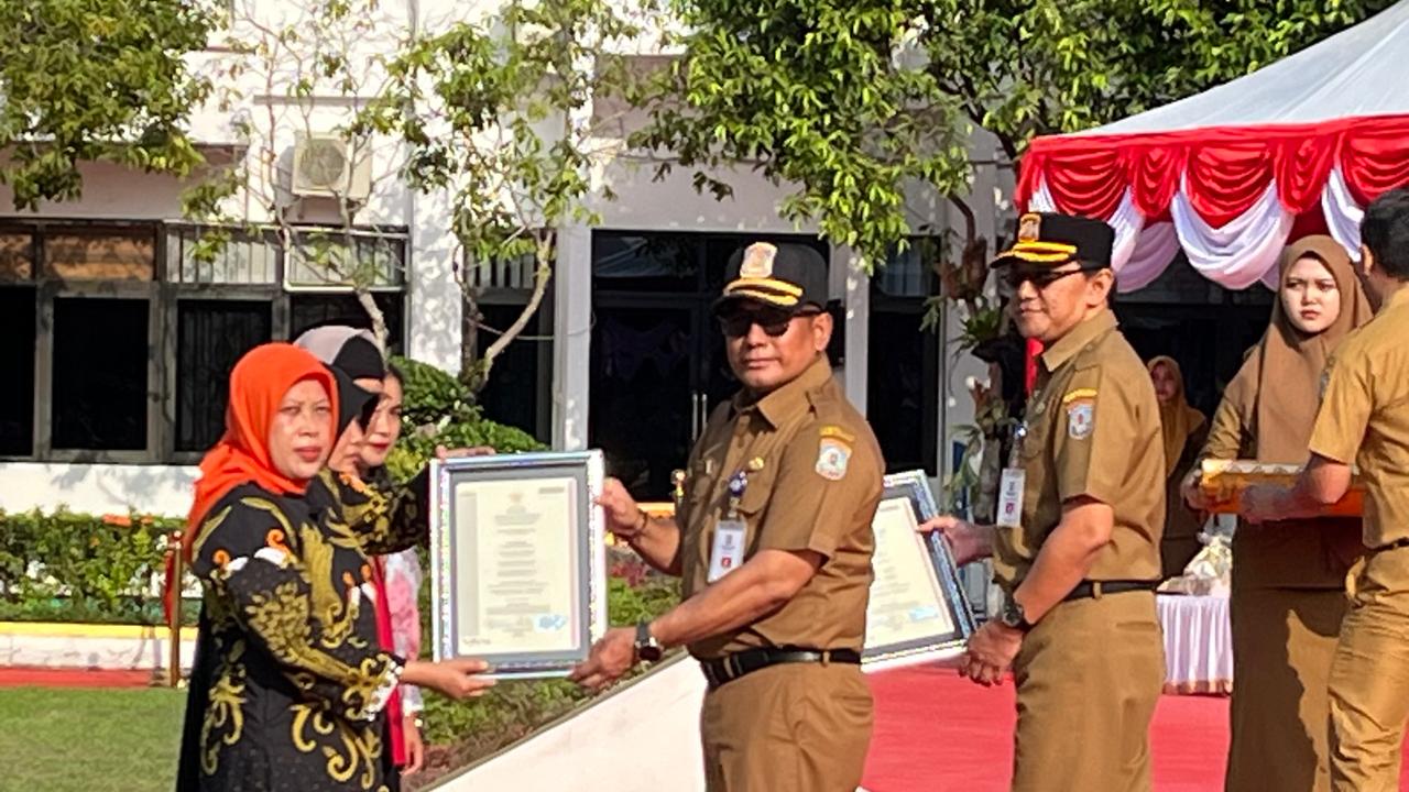 Peringatan Hari Koperasi ke 77, Pemerintah Kota Balikpapan menyerahkan sertifikat pendirian dan penghargaan kepada Koperasi pada Senin 15 Juli 2024 di Halaman Balaikota Balikpapan