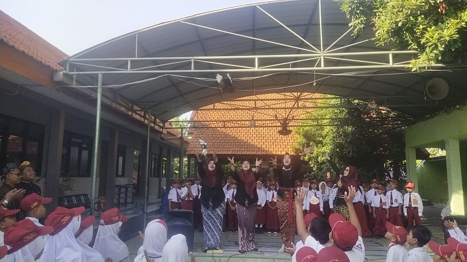 Kepala Sekolah SDN Plumbungan Anita Hidayati (tengah) melepas burung dara di hadapan peserta didik baru Senin (15/7/2024)