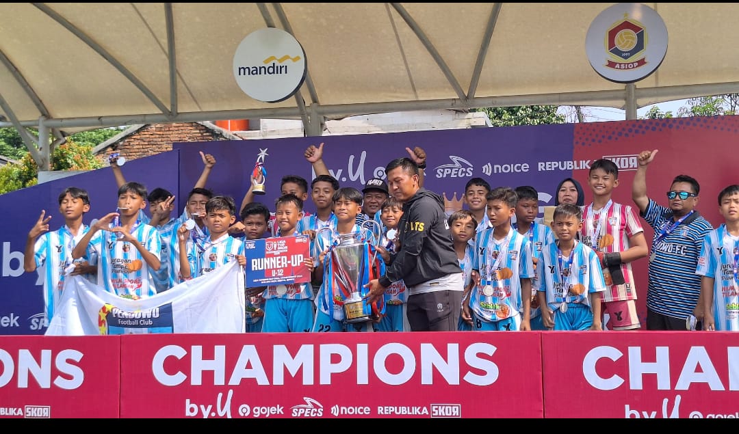 Penyerahan medali dan piala kepada Pendowo usai pertandingan final.
