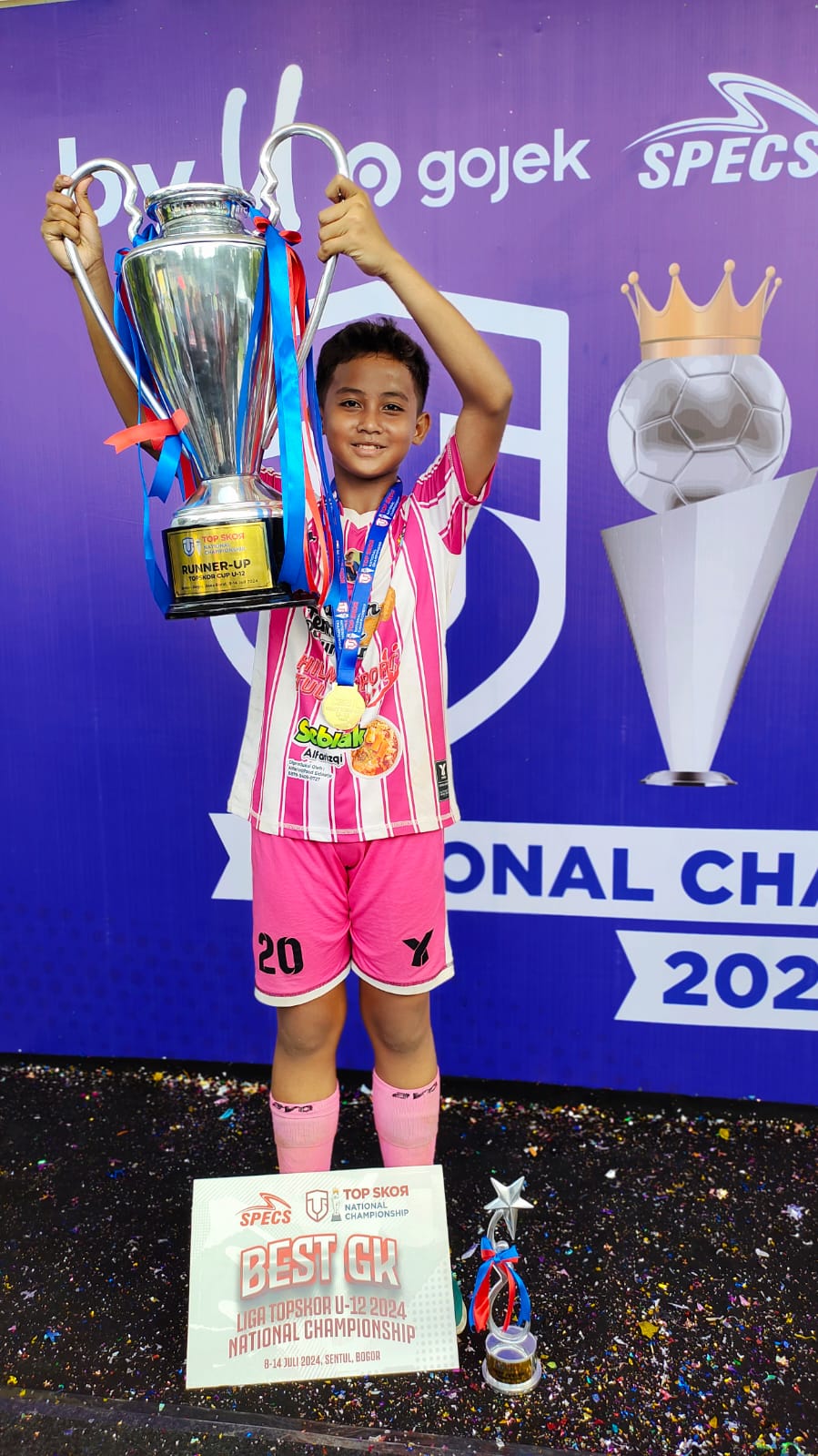Amrizal Putra Apriansyah saat dinobatkan sebagai kiper terbaik U-12