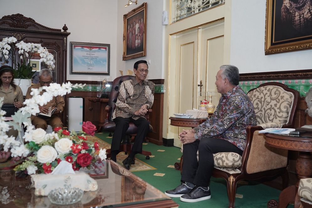 Direktur Utama PGN Arief Setiawan Handoko didampingi Direktur Komersial PGN Ratih Esti Prihatini saat menggelar pertemuan dengan Sultan Hamengku Buwono X pada Senin (15/7/2024).