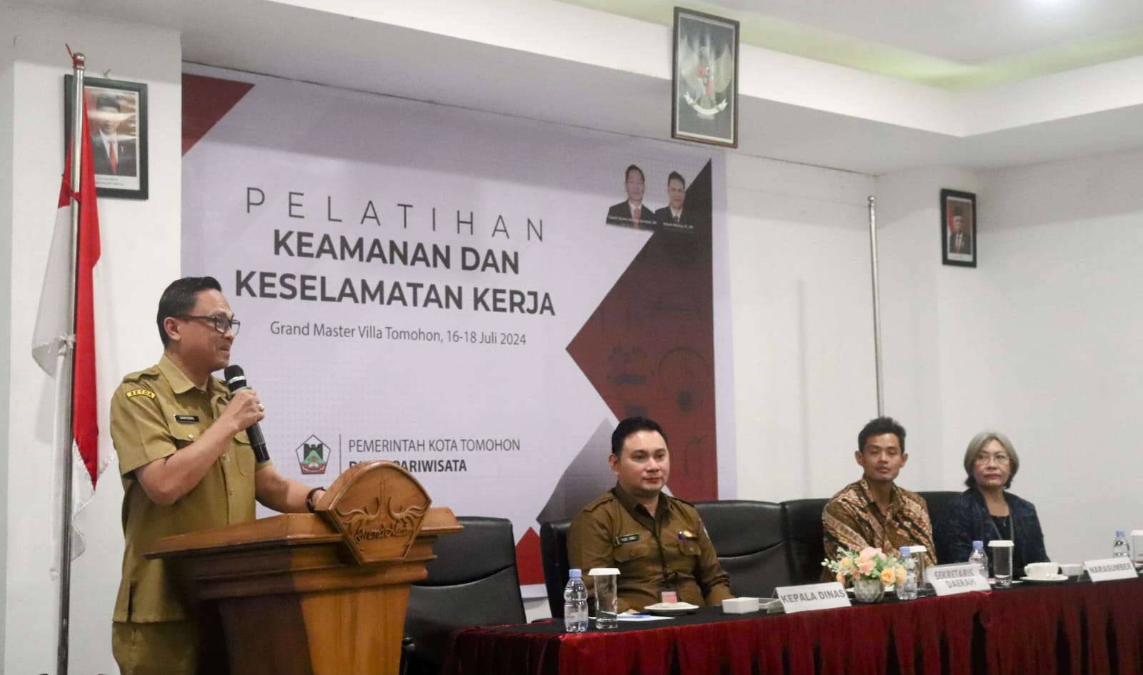 Sekretaris Daerah Kota Tomohon Edwin Roring saat membuka kegiatan Pelatihan Keamanan dan Keselamatan Kerja yang digelar Dinas Pariwisata Daerah Kota Tomohon. (Foto: Istimewa)