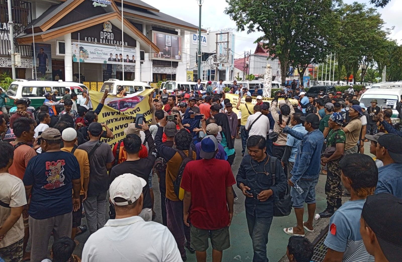 Pendapatan Menurun, Sopir Angkot Balikpapan Unjuk Rasa Tolak Bacitra 