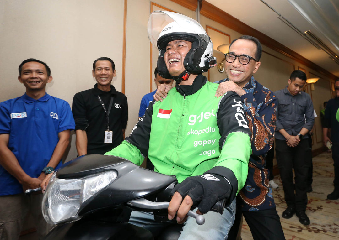 Menteri Perhubungan Budi Karya Sumadi saat berdialog dengan mitra Gojek dalam acara Gojek Safety Day 2024 di Jakarta, 17 Juli 2024. Foto : Panji Asmoro/TrenAsia