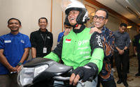 Menteri Perhubungan Budi Karya Sumadi saat berdialog dengan mitra Gojek dalam acara Gojek Safety Day 2024 di Jakarta, 17 Juli 2024. Foto : Panji Asmoro/TrenAsia