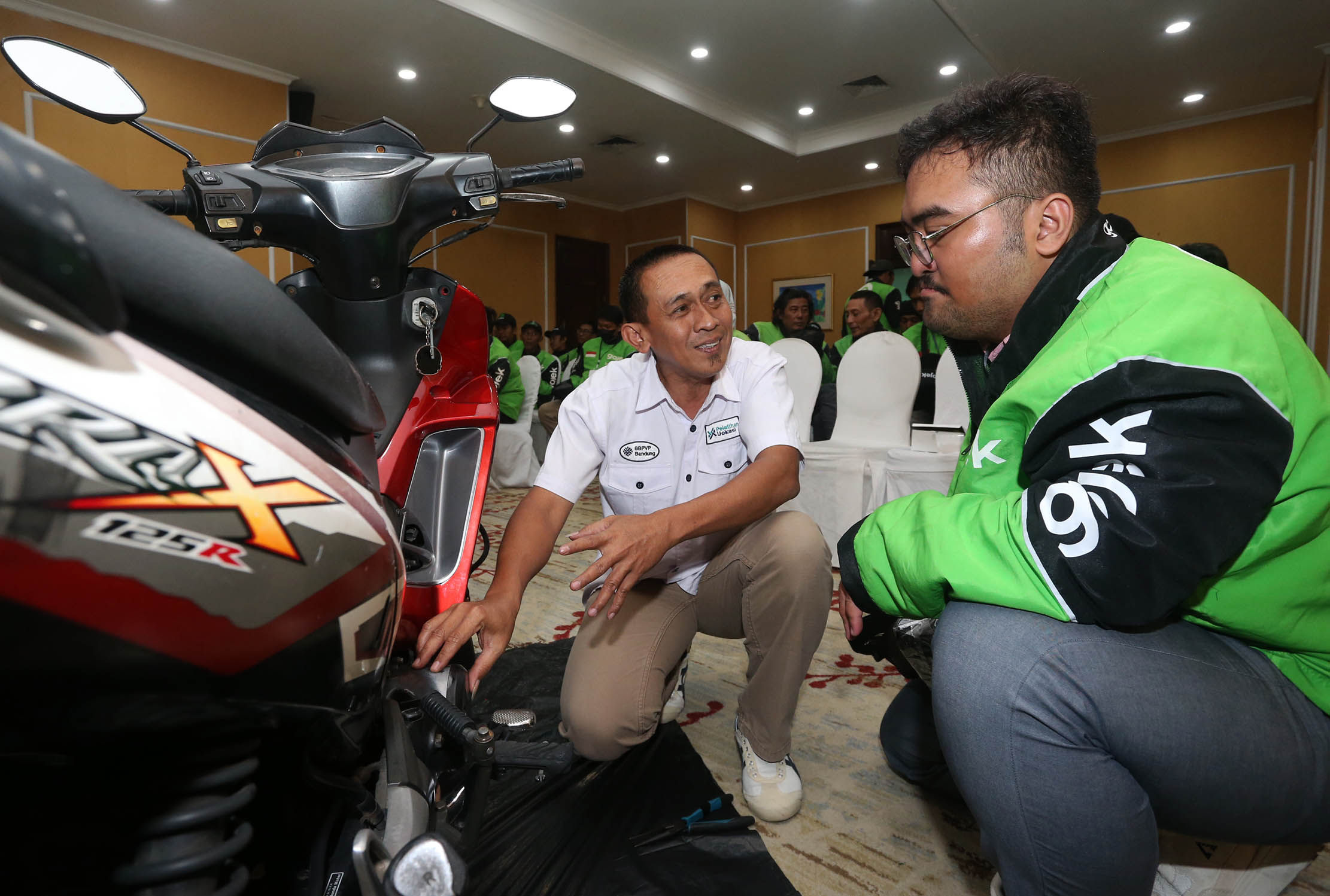 Jelang satu dekade program #AmanBersamaGojek, Gojek terus berkomitmen terhadap perlindungan terhadap penumpang dan mitra driver. Gojek memfasilitasi mitra driver dengan kepemilikan asuransi tambahan seperti asuransi kesehatan, BPJS Ketenagakerjaan, dan asuransi kendaraan bermotor. Foto : Panji Asmoro/TrenAsia