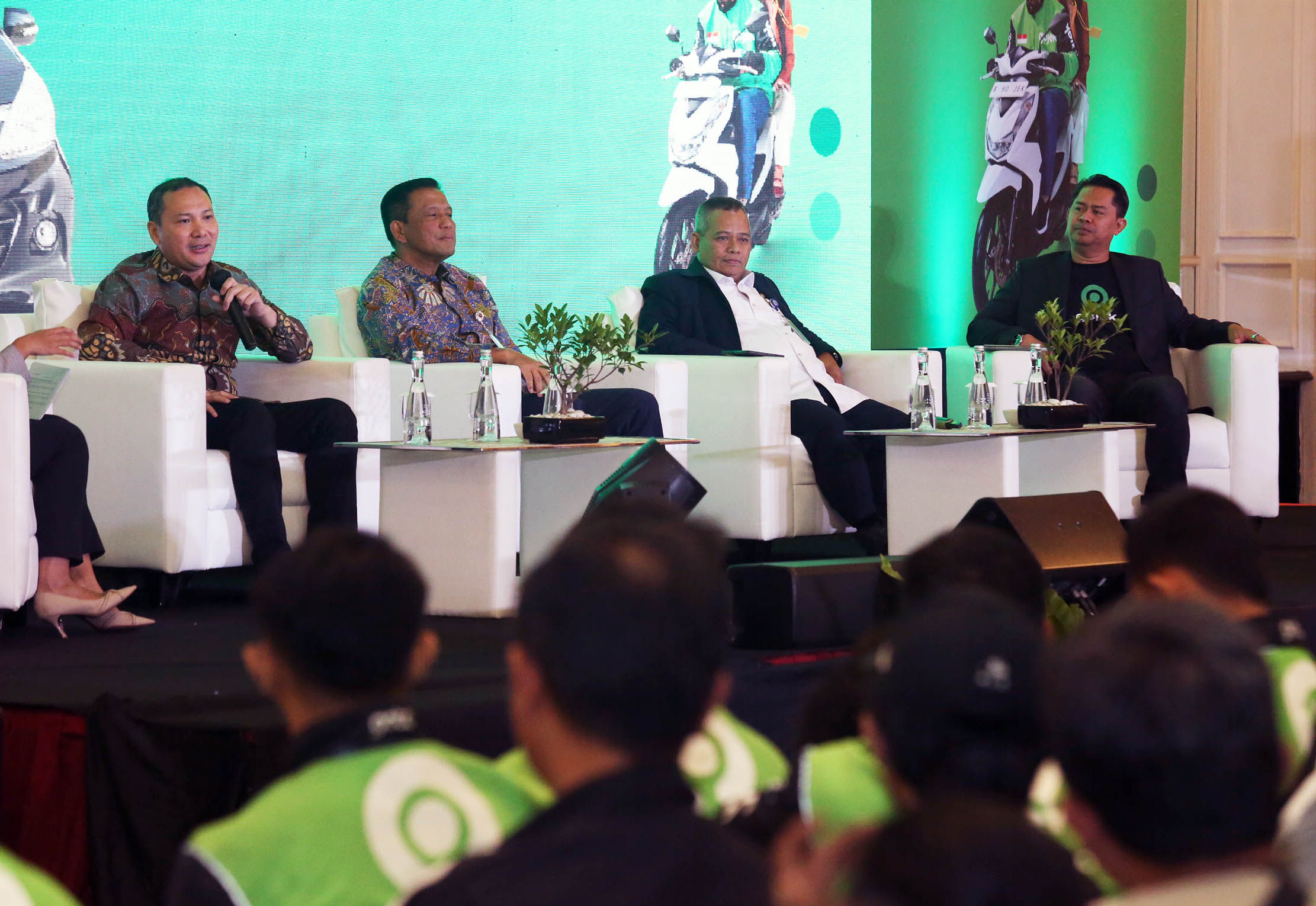 Head of Region Gojek Gede Manggala - Direktur Bina Pengujian K3 Kementerian Ketenagakerjaan RI Drs. Muhammad Idham - Direktur Jenderal Perhubungan Darat Kementerian Perhubungan Irjen Pol. Risyapudin Nursin dan Deputi Bidang Koordinasi Infrastruktur dan Transportasi Kementerian Koordinator Bidang Kemaritiman dan Investasi RI Rachmat Kaimuddin saat berdiskusi mengenai pentingnya keamanan dan keselamatan berkendara dalam acara Gojek Safety Day 2024 di Jakarta. 17 Juli 2024. Foto : Panji Asmoro/TrenAsia