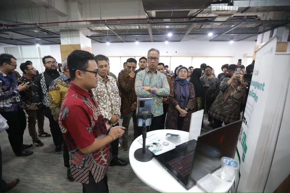 Menteri Perindustrian RI, Agus Gumiwang (tengah kiri) bersama Direktur Jenderal Industri Kecil, Menengah, dan Aneka, (Ditjen IKMA) Kementerian Perindustrian Reni Yanita (tengah kanan) memantau booth para pelaku startup tech di acara Tech Link Summit 2024 di Gedung Pusat Industri Digital (PIDI) 4.0 Kementerian Perindustrian, Jakarta Selatan pada Kamis (18/7/2024).