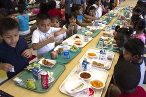 Ilustrasi anak SD makan di sekolah.