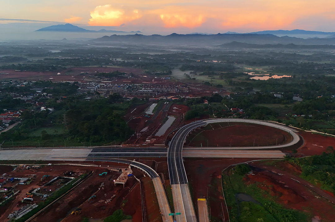 Pembangunan Tol Serpong-Balaraja (Serbaraja) seksi 1B CBD - Legok, Tangerang, Banten. Konstruksi Jalan Tol sepanjang 5,40 Km dengan progres telah mencapai tahap akhir penyelesaian, ditargetkan selesai konstruksi dan dapat dioperasikan pada Kuartal 3 tahun 2024. Foto : Panji Asmoro/TrenAsia