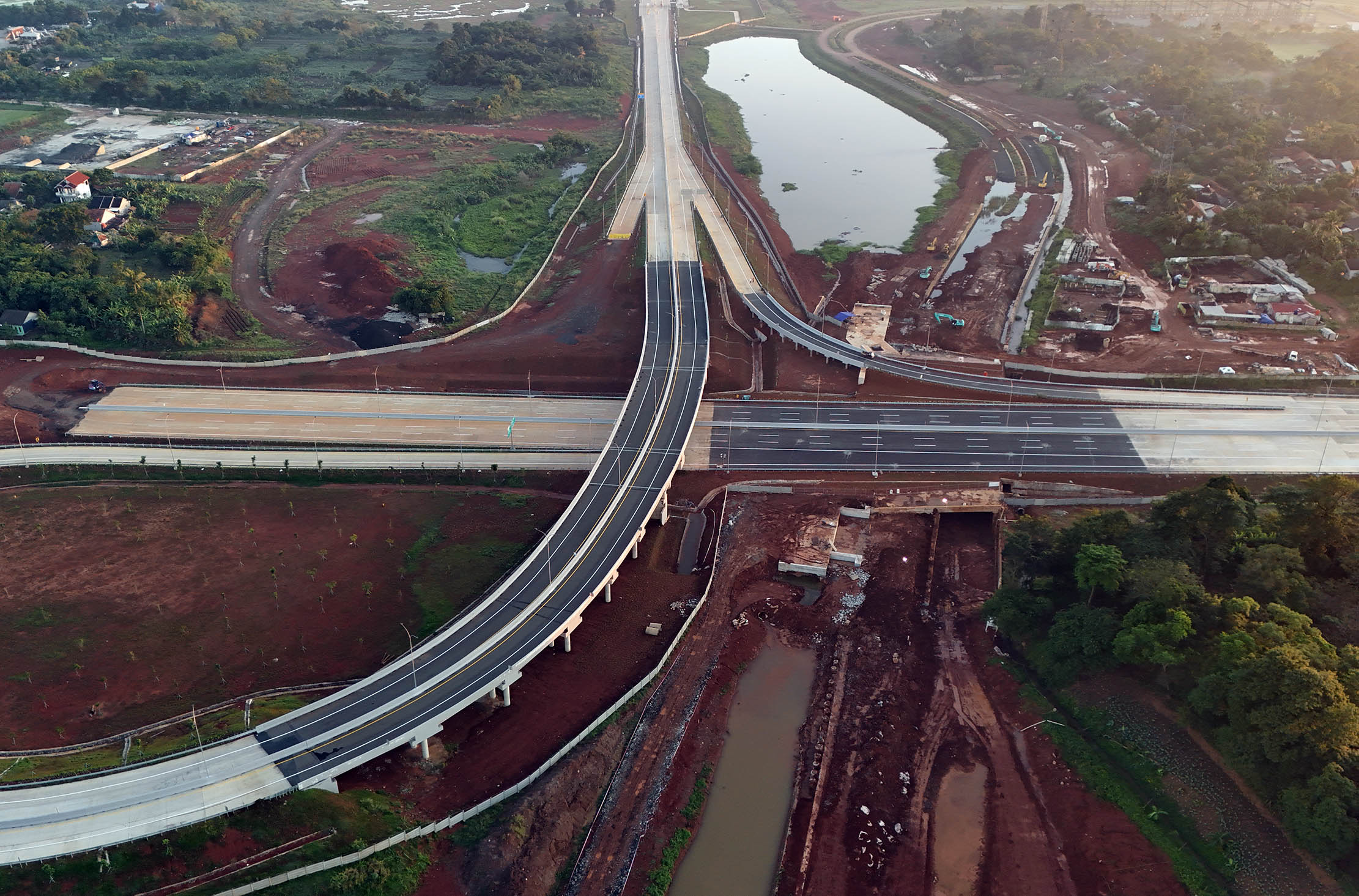 Pembangunan Tol Serpong-Balaraja (Serbaraja) seksi 1B CBD - Legok, Tangerang, Banten. Konstruksi Jalan Tol sepanjang 5,40 Km dengan progres telah mencapai tahap akhir penyelesaian, ditargetkan selesai konstruksi dan dapat dioperasikan pada Kuartal 3 tahun 2024. Foto : Panji Asmoro/TrenAsia