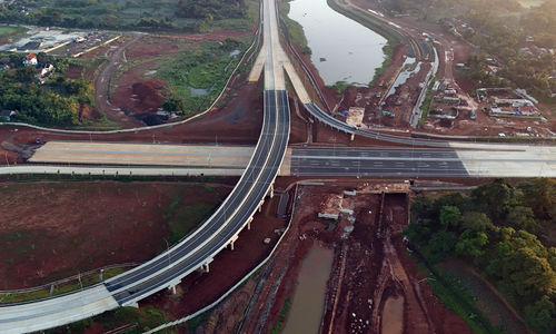 Pembangunan Tol Serpong-Balaraja (Serbaraja) seksi 1B CBD - Legok, Tangerang, Banten. Konstruksi Jalan Tol sepanjang 5,40 Km dengan progres telah mencapai tahap akhir penyelesaian, ditargetkan selesai konstruksi dan dapat dioperasikan pada Kuartal 3 tahun 2024. Foto : Panji Asmoro/TrenAsia