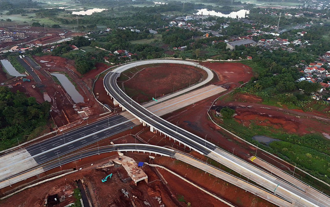 Pembangunan Tol Serpong-Balaraja (Serbaraja) seksi 1B CBD - Legok, Tangerang, Banten. Konstruksi Jalan Tol sepanjang 5,40 Km dengan progres telah mencapai tahap akhir penyelesaian, ditargetkan selesai konstruksi dan dapat dioperasikan pada Kuartal 3 tahun 2024. Foto : Panji Asmoro/TrenAsia