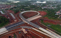 Pembangunan Tol Serpong-Balaraja (Serbaraja) seksi 1B CBD - Legok, Tangerang, Banten. Konstruksi Jalan Tol sepanjang 5,40 Km dengan progres telah mencapai tahap akhir penyelesaian, ditargetkan selesai konstruksi dan dapat dioperasikan pada Kuartal 3 tahun 2024. Foto : Panji Asmoro/TrenAsia