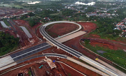 Pembangunan Tol Serpong-Balaraja (Serbaraja) seksi 1B CBD - Legok, Tangerang, Banten. Konstruksi Jalan Tol sepanjang 5,40 Km dengan progres telah mencapai tahap akhir penyelesaian, ditargetkan selesai konstruksi dan dapat dioperasikan pada Kuartal 3 tahun 2024. Foto : Panji Asmoro/TrenAsia