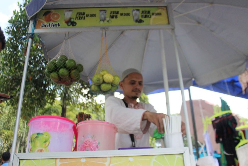 Thoriq penjual es jeruk di kawasan Masjid Agung Palembang