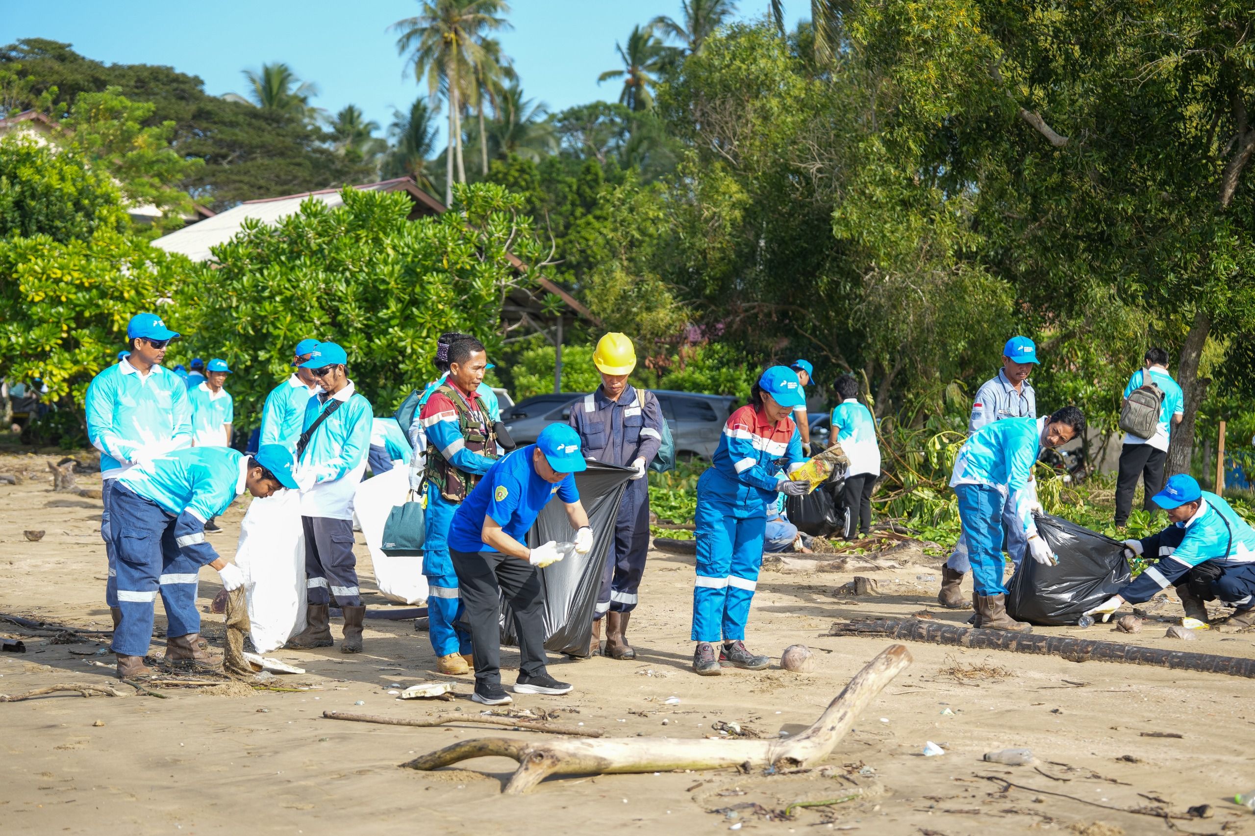 Dorong Kepedulian Lingkungan, KPB Dukung Kelestarian Pesisir Bersih-Bersih Pantai