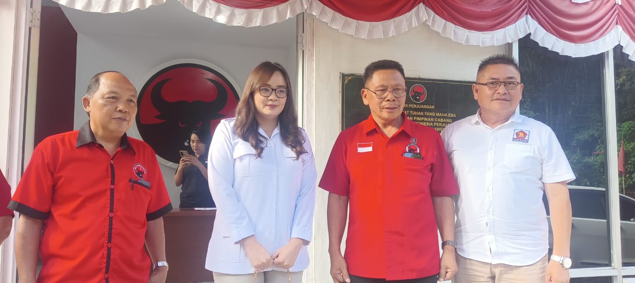 Ketua DPC Partai Gerindra Kota Tomohon Sendy G A Rumajar saat tiba di sekretariat DPC PDI Perjuangan Kota Tomohon. (Foto: Jor)