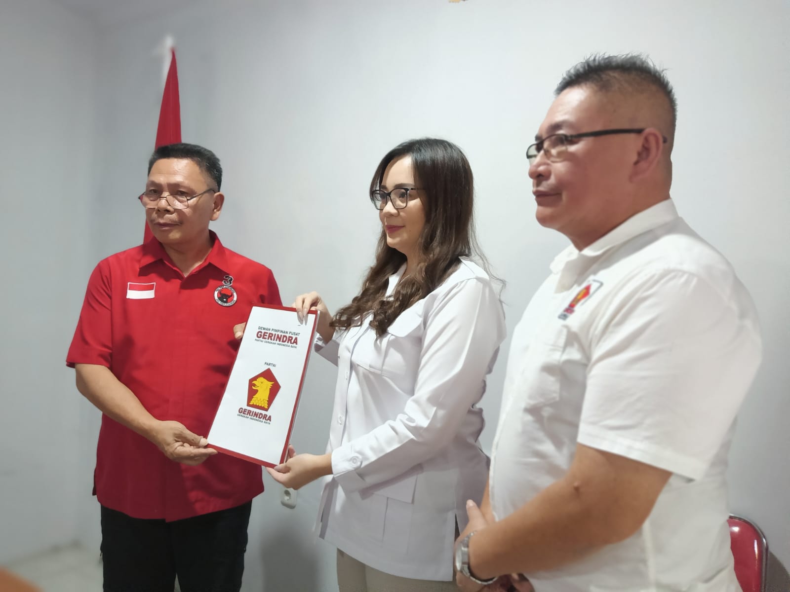 Ketua DPC Partai Gerindra Kota Tomohon Sendy G.A Rumajar saat menyerahkan formulir pendaftaran bakal calon Wakil Wali Kota Tomohon pada Pilkada Serentak 2024. (Foto: Jor)