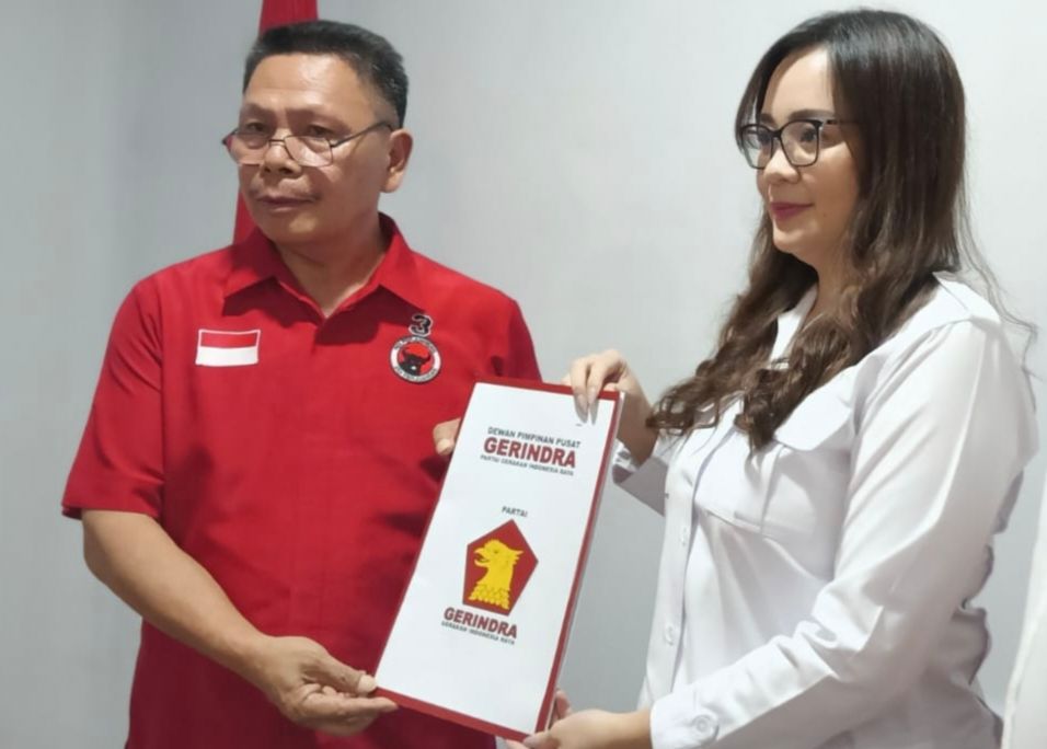 Ketua Partai Gerindra Kota Tomohon, Sendy Gladys Adolfina Rumajar mendatangi Kantor PDI Perjuangan Tomohon memenuhi undangan pendaftaran Calon Wakil Wali Kota. (Foto: Jor)