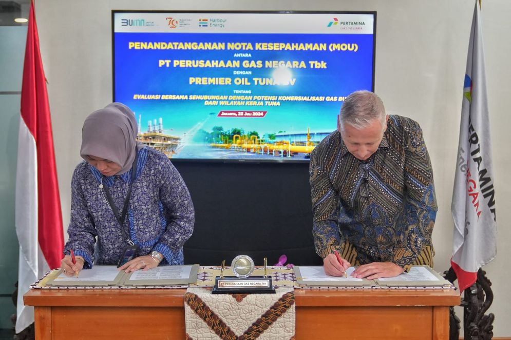 penandatanganan Momerandum of Understanding (MOU) antara PGN dan Premier Oil Tuna yang diwakili oleh Rosa Permata Sari selaku Direktur Strategi dan Pengembangan Bisnis PGN dan Steve Cox selaku President Director Premier Oil Tuna pada Selasa (23/7/2024). 