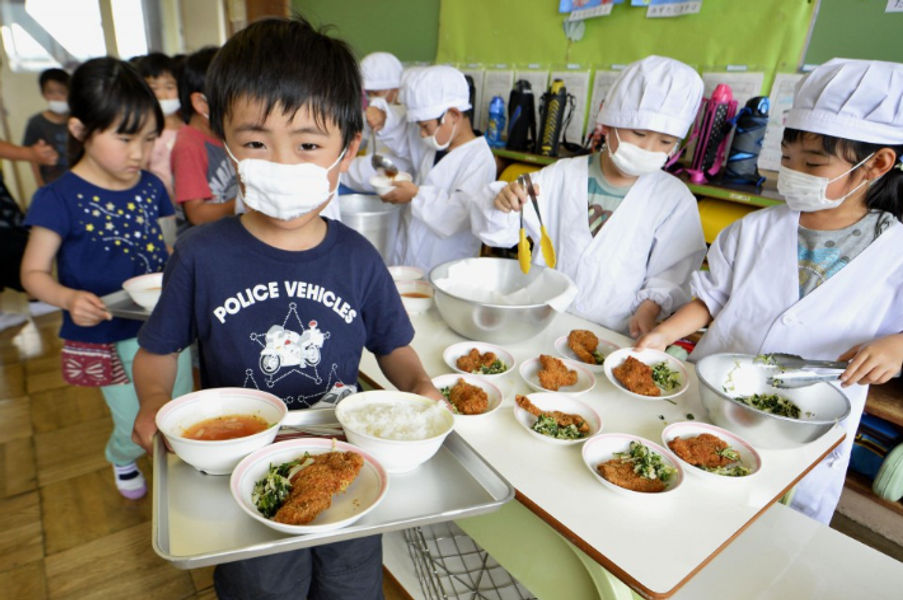 Program makan siang di Jepang, siswa bertanggung jawab untuk menyiapkan meja, mengambil makanan dari dapur sekolah, menyajikan, dan membersihkan. 