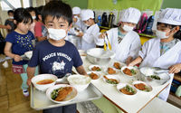 Program makan siang di Jepang, siswa bertanggung jawab untuk menyiapkan meja, mengambil makanan dari dapur sekolah, menyajikan, dan membersihkan. 