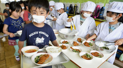 Program makan siang di Jepang, siswa bertanggung jawab untuk menyiapkan meja, mengambil makanan dari dapur sekolah, menyajikan, dan membersihkan. 