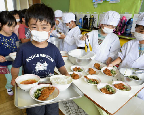 Program makan siang di Jepang, siswa bertanggung jawab untuk menyiapkan meja, mengambil makanan dari dapur sekolah, menyajikan, dan membersihkan. 