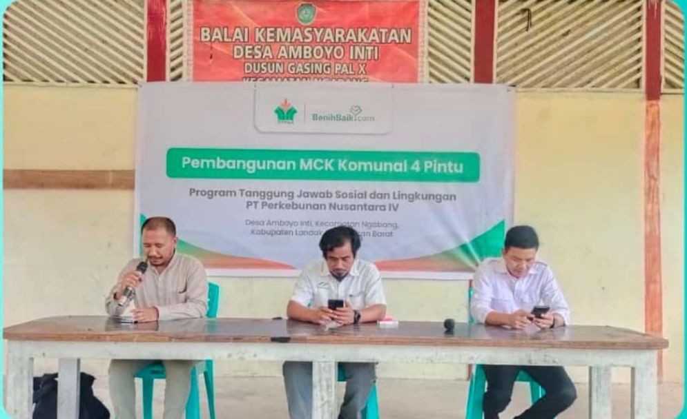 PTPN IV Regional V Beri Bantuan Fasilitas MCK Komunal 4 Pintu ke Desa Amboyo Inti Ngabang