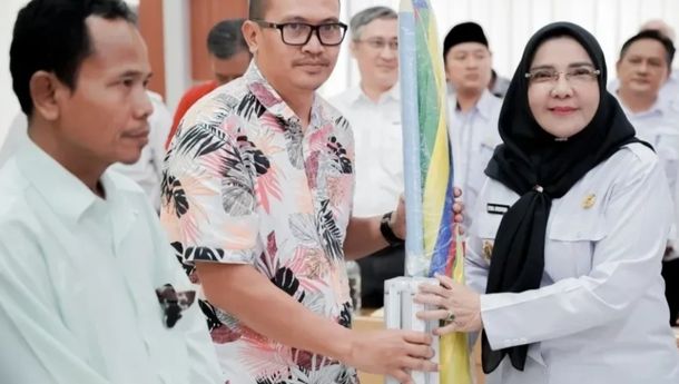 Wali Kota Bandar Lampung Serahkan Bantuan Payung Tenda dan Tripod ke UMKM