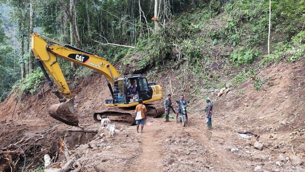 Warga Desa Riit Perlahan-lahan Mulai Tersenyum Karena TMMD Membuka Jalan Baru