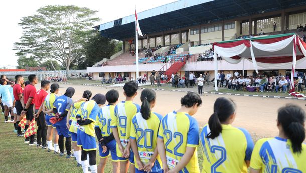 Pj. Gubernur Lampung Buka Pertandingan Sepakbola Putri antara Perseti FC Kota Metro Lawan Tim PON Bangka Belitung