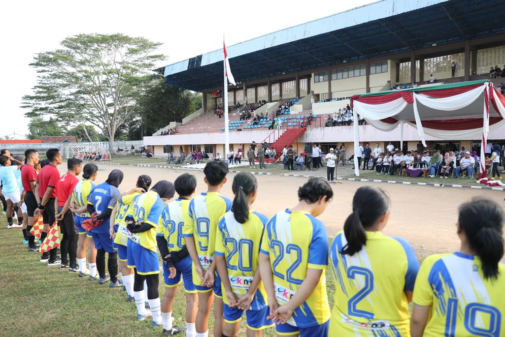 Pj. Gubernur Lampung Buka Pertandingan Sepakbola Putri antara Perseti FC Kota Metro Lawan Tim PON Bangka Belitung