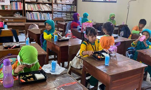 Pelaksanaan uji coba makan bergizi gratis di Solo, Jumat, 26 Juli 2024. 