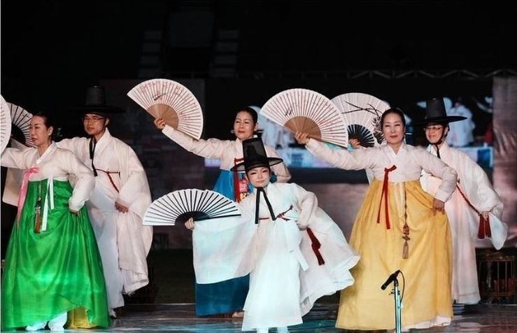 Penampilan penari Korea Selatan dalam pembukaan festival budaya internasional di Kaltim.