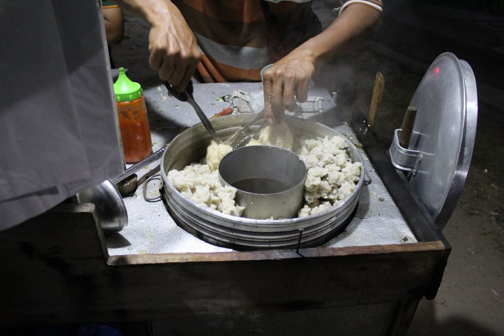 Tekwan dan Model salah satu kuliner varian pempek yang dijual pedagang