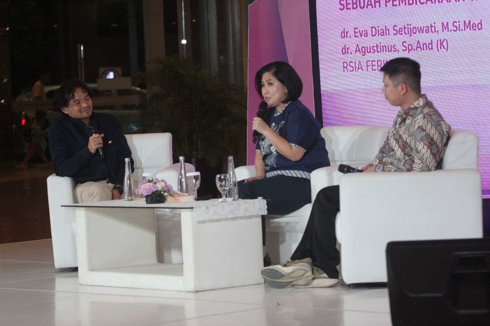 Dokter Agustinus Sp.And (K) (kanan) dan dr. Eva Diah Setijowati, M.Si.Med (tengah) dalam talk show bayi tabung di sebuah mall di Kota Surabaya.