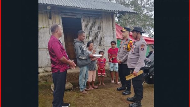 Polres Sikka Serahkan Rp 25 Juta, Ganti Rugi Rumah Kasianus Tibo yang Tertimpa Tower Pemancar Radio Polri