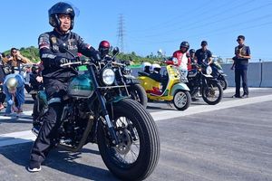 potret-jokowi-motoran-bareng-basuki-influencer-di-ikn-resmikan-jembatan-pulau-balang-2_169.jpeg